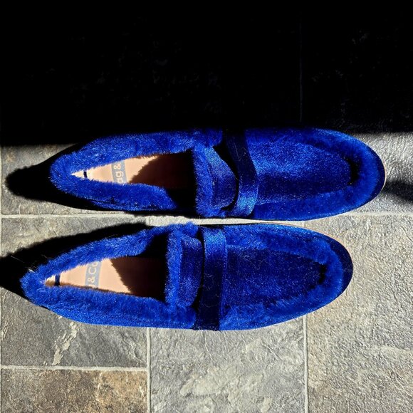*NEW* NEVER WORN VELVET LOAFERS IN A COBALT BLUE WITH FUR TRIM - Picture 1 of 3